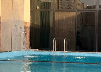 شاليه بجلسة تطل على مسبح خارجي 
