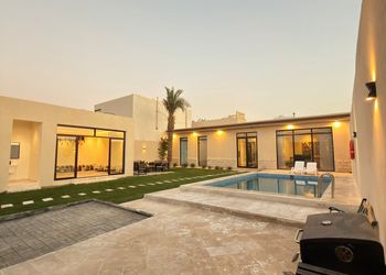 شاليه بمسطح اخضر ومسبح 