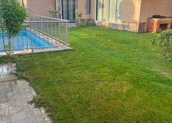 شاليه بمسطح اخضر و مسبح