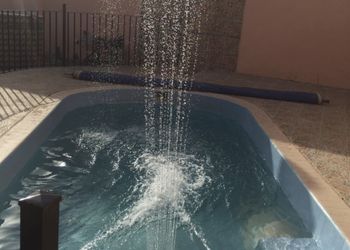 استراحة بمسبح خارجي وصالة جلوس