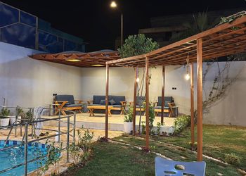شاليه بصالة مطلة على جلسة خارجية