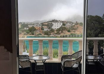 شاليه بجلسة خارجية ومسبح 