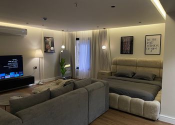استديو بسرير ماستر وجلسة مريحة 