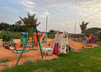 مزرعة بمسطح اخضر وبيت شعر