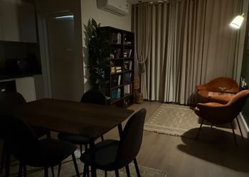 استديو بأثاث مريح وبسيط 