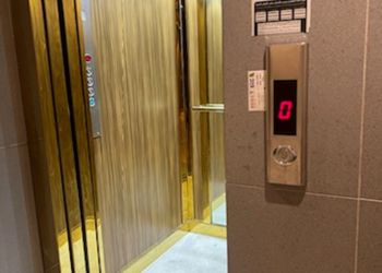 استديو بأثاث مريح وبسيط 