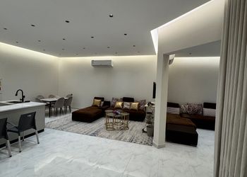 شاليه بمسطح اخضر ومسبح 
