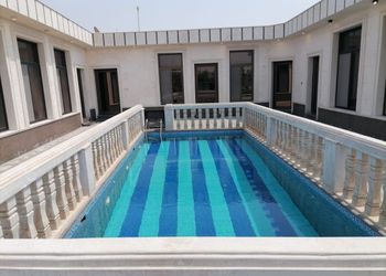 شاليه بمسبح خارجي ومجالس واسعة 