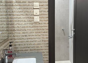 مزرعة بمسطح اخضر وجلسة