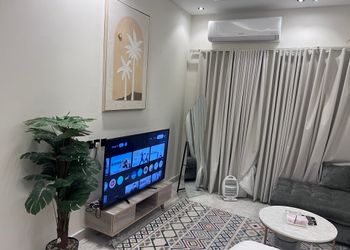 استديو بسرير ماستر وجلسه جانبيه