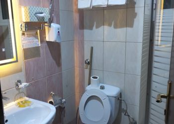 غرفة بأسرة مريحة وأثاث بسيط 