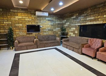 مزرعة بألعاب أطفال ومسبح