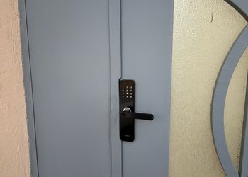 شقة بغرفة معيشة وغرفة نوم 
