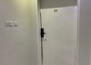 استديو بسرير ماستر وجلسة جانبية