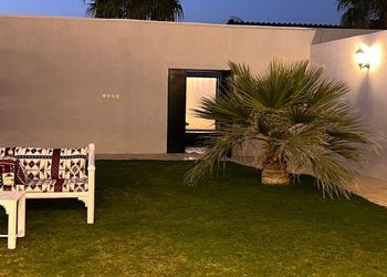 شاليه بمسطح اخضر وجلسة خارجية 