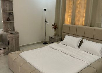 شقة بغرفة معيشة وغرفة نوم 