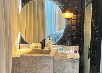 شاليه بجلسة تطل على مسبح 