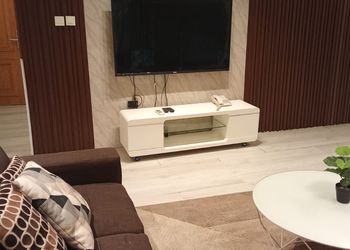 شقة بصالة جلوس وغرفتين نوم