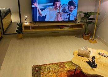 استديو بأثاث مريح وبسيط 