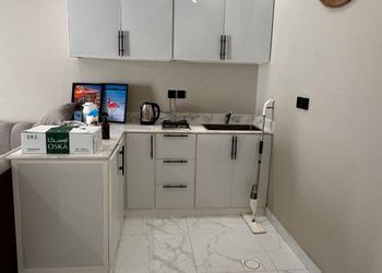 شقة بغرفة معيشة وغرفة نوم 