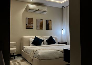 استديو بأثاث مريح وبسيط 