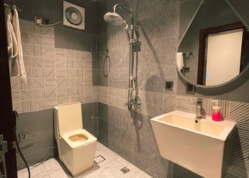 شقة بغرفة معيشة وغرفتين نوم 