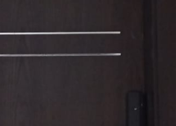 شقة بصالة جلوس وأثاث مريح 