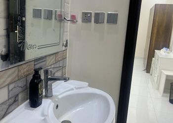 شقة بصالة مريحة وثلاث غرف نوم 