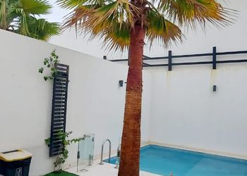 شاليه بجلسة تطل على مسبح خارجي 