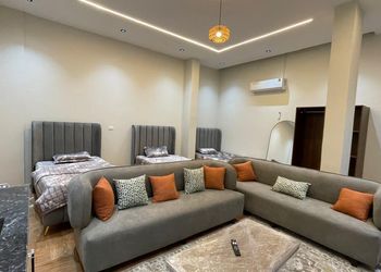 استديو بأثاث مريح وبسيط 