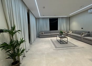 استراحة بمجلس وفناء خارجي 