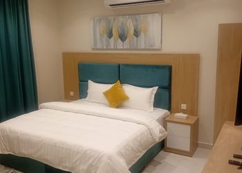 استديو بسرير ماستر وجلسه جانبيه