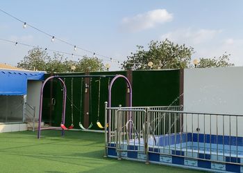شاليه بألعاب أطفال ومسبح