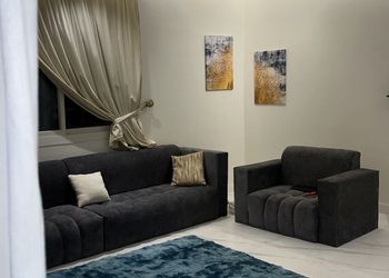 شقة بصالة مريحة وغرفة نوم 