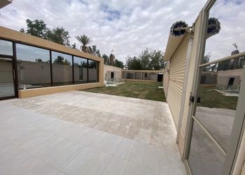 شاليه بمسطح اخضر و مسبح خارجي 
