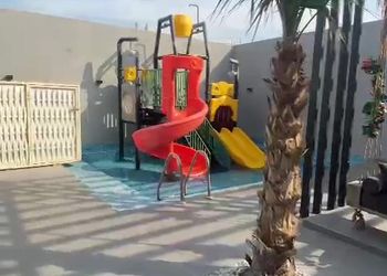 شاليه بجلسة تطل على مسبح خارجي 