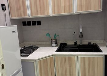 استديو بأثاث بسيط ومريح 