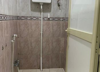 استراحة بجلسة مطلة على مسبح 