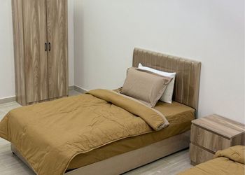 شقة بصالة وثلاث غرف نوم 