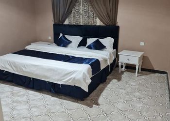 استديو بسريرين فردية وبأثاث بسيط 