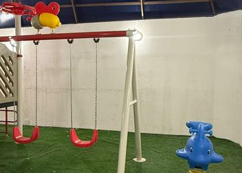 شاليه بمسطح اخضر وجلسة خارجية