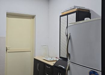 استراحة ببيت شعر ملكي وفناء خارجي