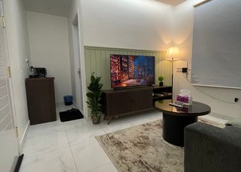استديو بأثاث مريح وبسيط 