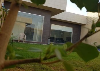 شاليه بمسطح اخضر ومسبح 