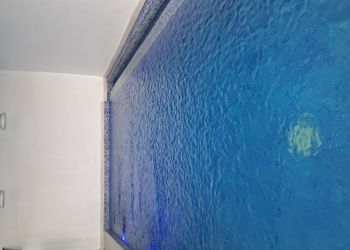 شاليه بمسطح اخضر والعاب اطفال