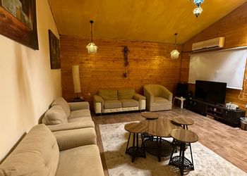 استراحة بمسطح اخضر وجلسة خارجية