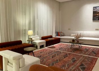 استراحة بمسطح اخضر ومجالس