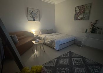 استديو بسرير ماستر وجلسة جانبية