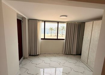 شاليه بجلسة مطلة على البحر 