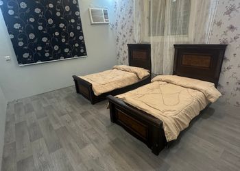 شقة بصالة وثلاث غرف نوم 